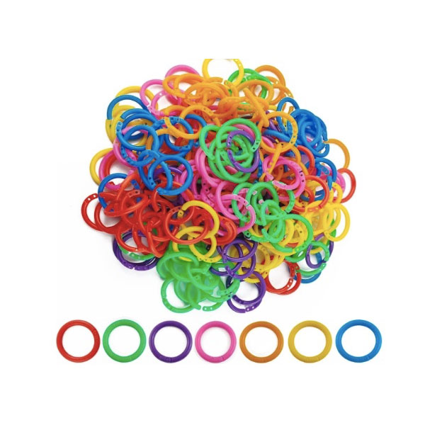 هل يؤدي حماية حلقة كتاب بلاستيكية مستديرة الشكل من أشعة الشمس المباشرة إلى إبطاء تقادمها؟